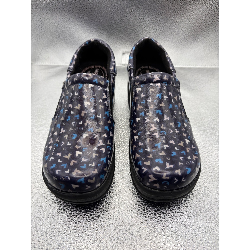 Easy Works by Easy Street Womens 6W Blue Heart Leather Slip Resistant Clogs
